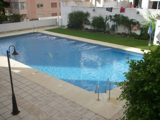 Foto 1 de Alquiler de piso en Puerto Marina de 2 habitaciones con terraza y piscina
