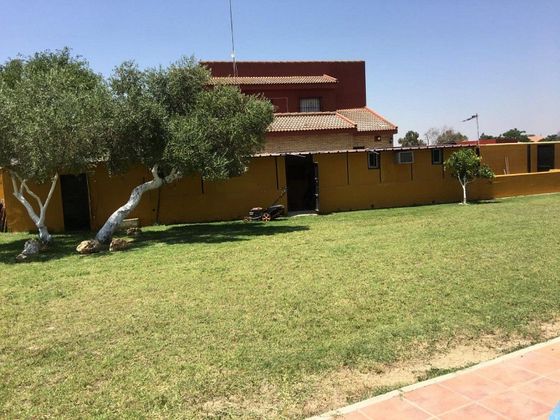 Foto 1 de Casa en venda a Carmona de 4 habitacions amb piscina i garatge