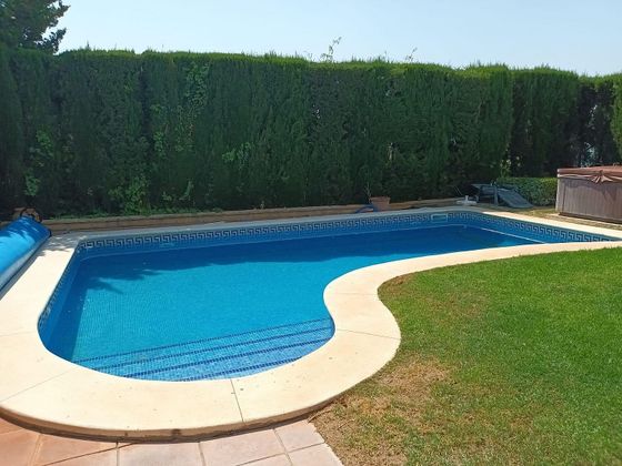 Foto 1 de Chalet en venta en El Zaudín - Club de Golf de 4 habitaciones con piscina y jardín