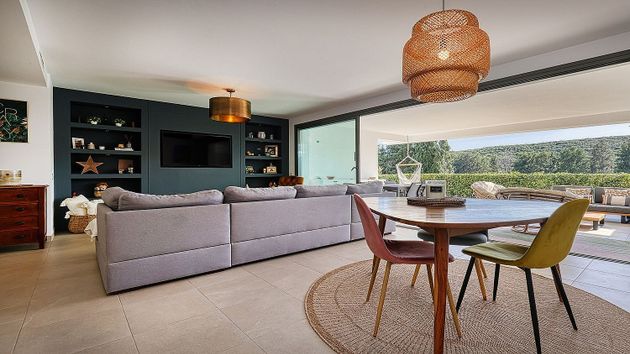 Foto 2 de Piso en venta en Casares de 3 habitaciones con terraza y piscina
