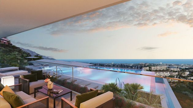 Foto 2 de Venta de piso en Benahavís de 3 habitaciones con terraza y piscina