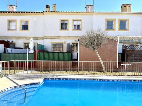 Foto 1 de Casa adossada en venda a Fuente de Piedra de 3 habitacions amb piscina i jardí