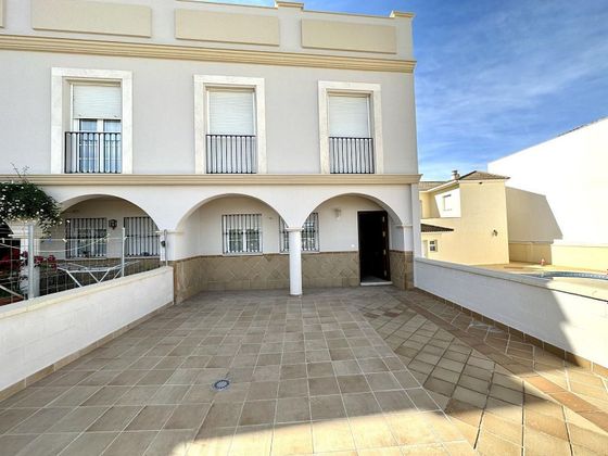 Foto 2 de Casa adossada en venda a Fuente de Piedra de 3 habitacions amb terrassa i piscina