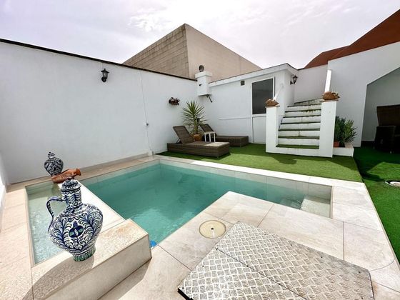 Foto 1 de Venta de casa adosada en Fuente de Piedra de 3 habitaciones con terraza y piscina
