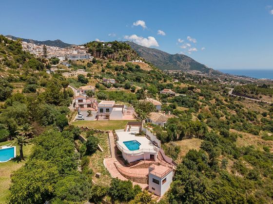 Foto 2 de Casa en venda a calle Fuente del Algarrobo de 7 habitacions amb terrassa i piscina