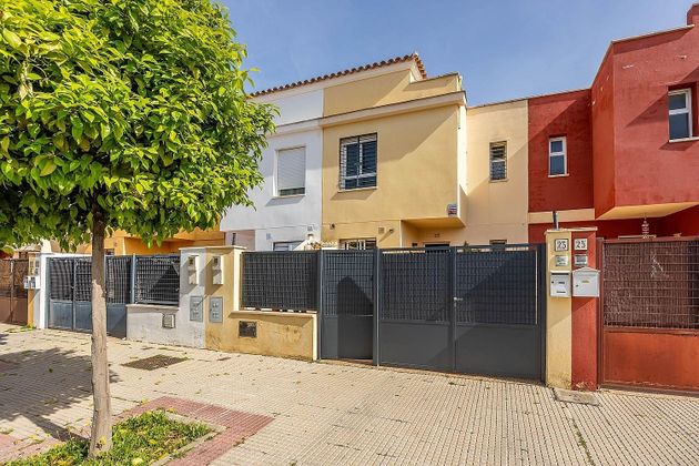 Foto 2 de Casa adossada en venda a Benacazón de 3 habitacions amb garatge i aire acondicionat