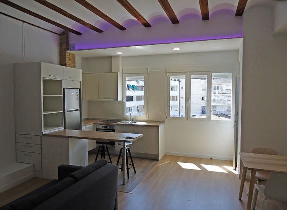 Foto 2 de Alquiler de piso en Russafa de 2 habitaciones con muebles y balcón