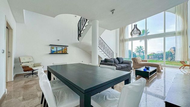 Foto 2 de Casa adossada en venda a La Alcaidesa de 4 habitacions amb terrassa i piscina