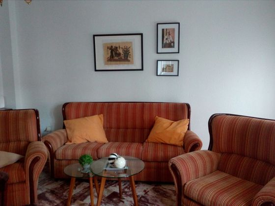 Foto 1 de Pis en lloguer a Encarnación - Regina de 2 habitacions amb mobles i balcó
