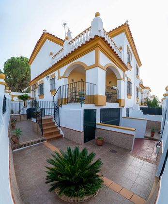 Foto 1 de Casa en venta en urbanización Los Limones de 4 habitaciones con terraza y piscina