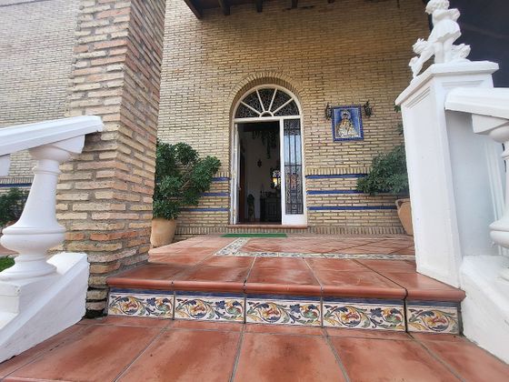 Foto 2 de Chalet en venta en Valencina de la Concepción de 4 habitaciones con terraza y piscina