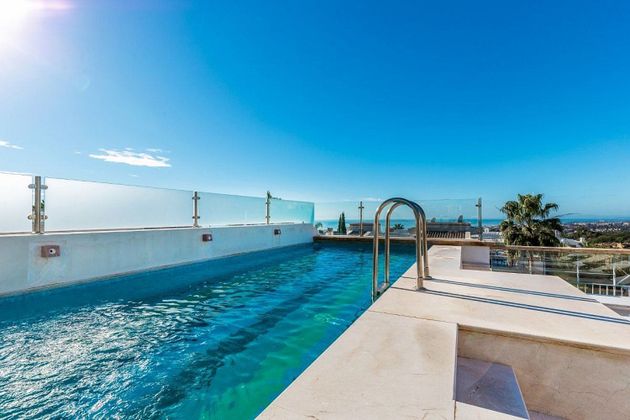 Foto 1 de Casa adossada en venda a Sierra Blanca de 5 habitacions amb terrassa i piscina