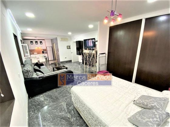 Foto 2 de Piso en alquiler en Centro - Cáceres de 1 habitación con muebles
