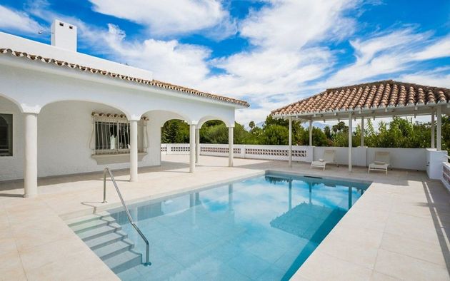 Foto 1 de Venta de chalet en Guadalmina de 6 habitaciones con terraza y piscina