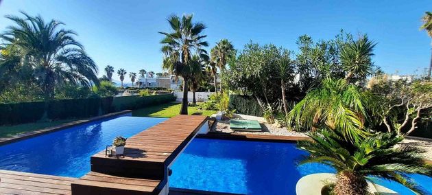 Foto 2 de Xalet en venda a calle Veneciola E de 5 habitacions amb terrassa i piscina
