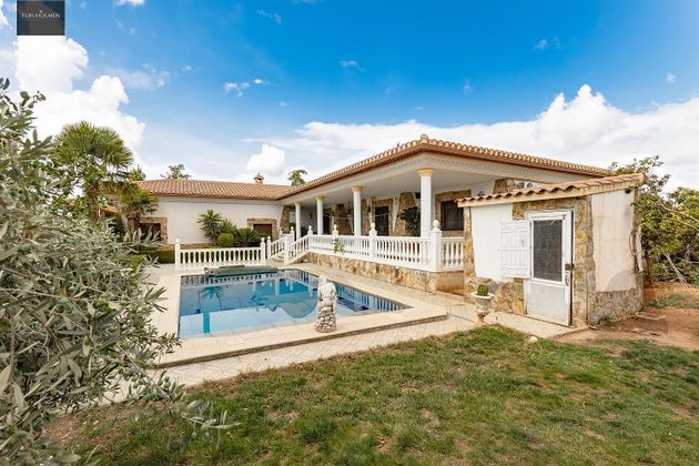 Foto 2 de Xalet en venda a Ventas de Huelma de 3 habitacions amb terrassa i piscina