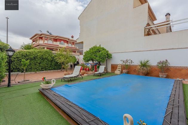 Foto 2 de Xalet en venda a Maracena de 4 habitacions amb piscina i jardí
