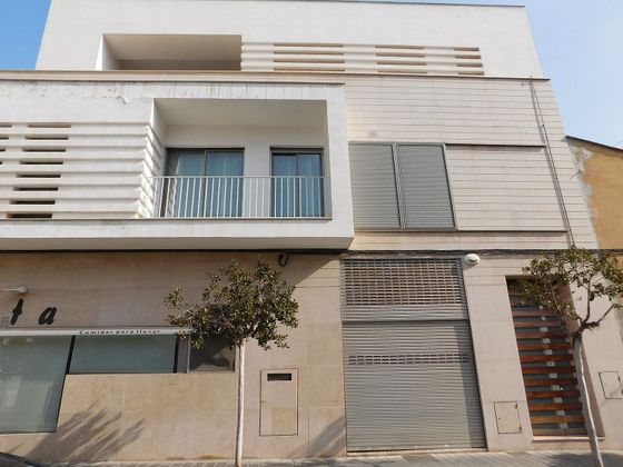 Foto 1 de Casa adosada en venta en calle San Luis de 4 habitaciones con terraza y garaje
