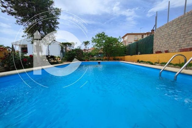 Foto 2 de Chalet en venta en Pinos Genil de 4 habitaciones con piscina y garaje