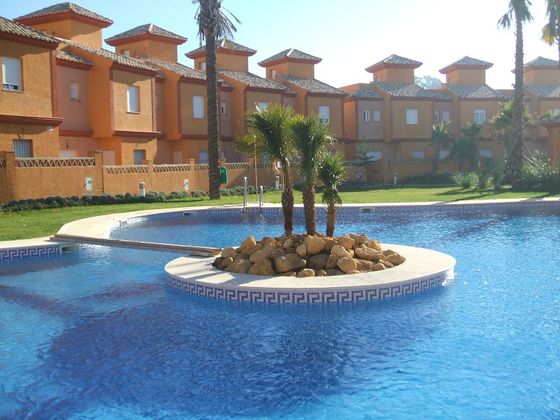 Foto 2 de Casa adossada en venda a Lepe ciudad de 3 habitacions amb terrassa i piscina