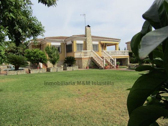 Foto 1 de Chalet en venta en Isla Cristina ciudad de 4 habitaciones con terraza y piscina