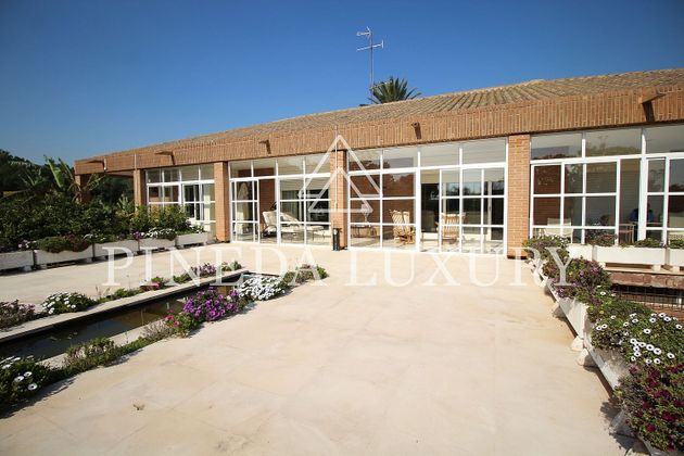 Foto 1 de Venta de chalet en Los Monasterios-Alfinach de 7 habitaciones con terraza y piscina