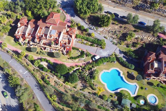 Foto 1 de Piso en venta en urbanización La Reserva de Marbella Fase II de 2 habitaciones con terraza y piscina