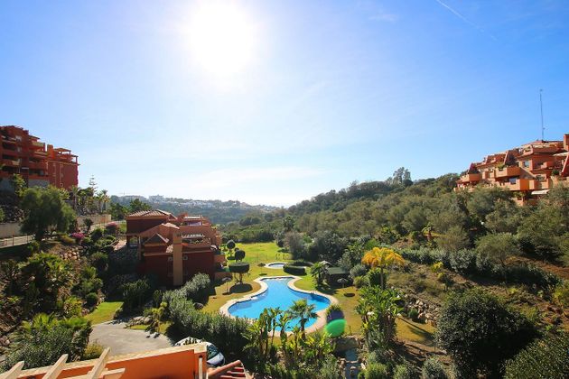 Foto 2 de Piso en venta en urbanización La Reserva de Marbella Fase II de 2 habitaciones con terraza y piscina