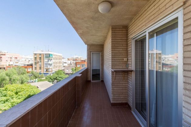 Foto 1 de Piso en venta en plaza Ibèrica de 5 habitaciones con balcón y calefacción