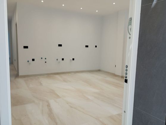 Foto 2 de Venta de piso en Nervión de 2 habitaciones con jardín y aire acondicionado