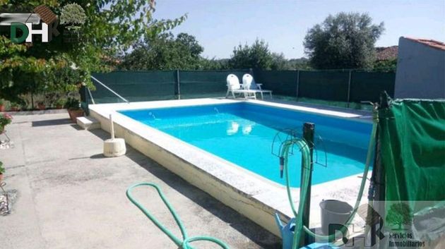 Foto 1 de Venta de chalet en Valencia de Alcántara de 3 habitaciones con piscina y jardín