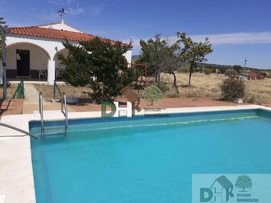 Foto 1 de Venta de chalet en Alcuéscar con terraza y piscina