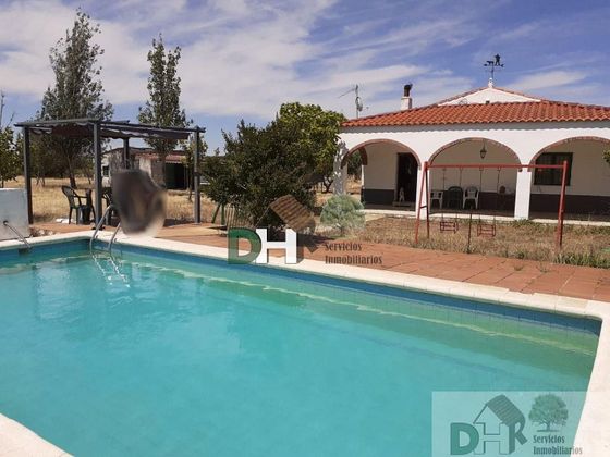 Foto 2 de Venta de chalet en Alcuéscar con terraza y piscina