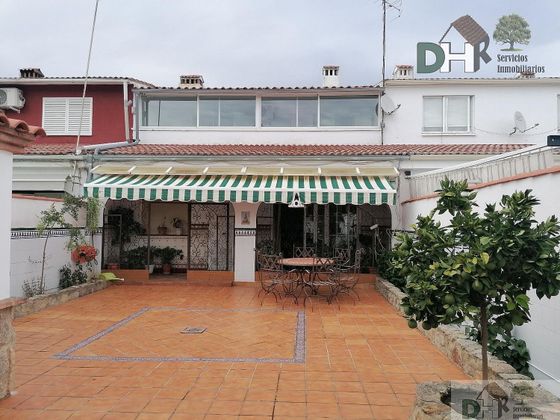 Foto 2 de Casa adossada en venda a Trujillo de 5 habitacions amb jardí i aire acondicionat