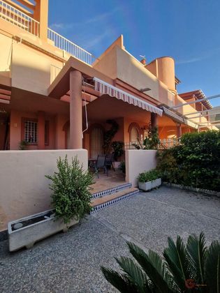 Foto 2 de Casa adossada en venda a Salobreña de 4 habitacions amb terrassa i piscina