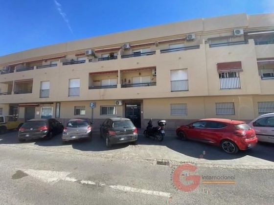 Foto 1 de Venta de piso en Almuñecar de 2 habitaciones con terraza y garaje
