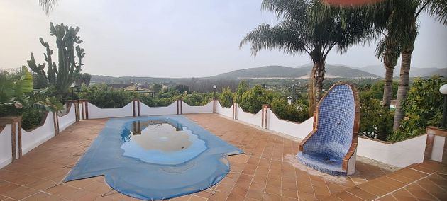 Foto 2 de Alquiler de chalet en Coín de 3 habitaciones con terraza y piscina