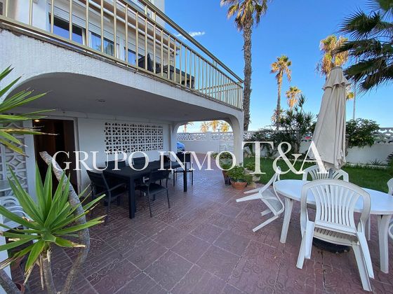 Foto 1 de Venta de casa adosada en Playa norte de 6 habitaciones con terraza y garaje