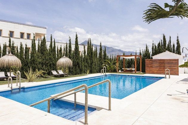 Foto 2 de Pis en venda a Nueva Andalucía centro de 1 habitació amb terrassa i piscina