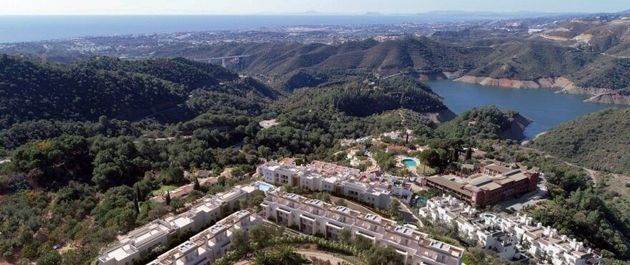 Foto 2 de Venta de piso en Istán de 3 habitaciones con terraza y piscina