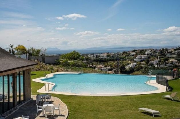 Foto 2 de Venta de ático en Benahavís de 2 habitaciones con terraza y piscina