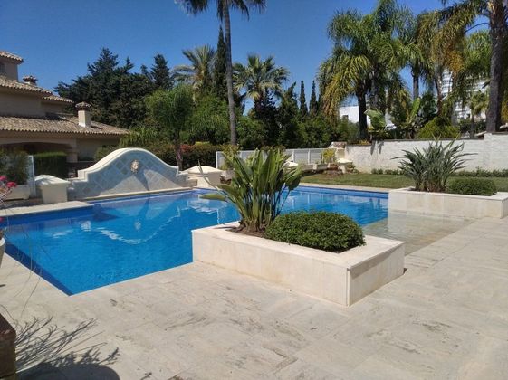 Foto 2 de Chalet en venta en Elviria de 5 habitaciones con terraza y piscina