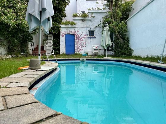 Foto 2 de Venta de piso en avenida Santa Marina de 7 habitaciones con terraza y piscina