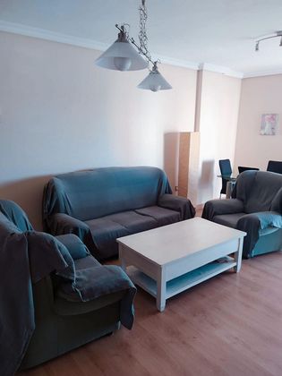 Foto 2 de Pis en lloguer a calle Gaspar Mendez de 3 habitacions amb terrassa i mobles
