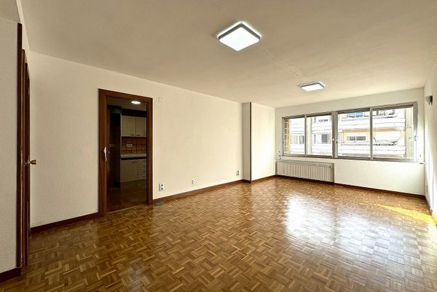Foto 1 de Alquiler de piso en Trinitat de 4 habitaciones con garaje y calefacción