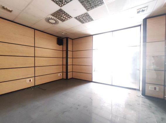 Foto 2 de Oficina en venda a La Petxina de 1741 m²