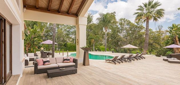 Foto 2 de Xalet en venda a Los Naranjos - Las Brisas de 6 habitacions amb terrassa i piscina