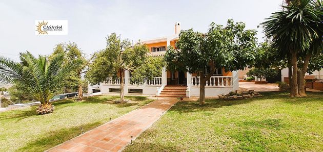 Foto 1 de Chalet en venta en Manantiales - Lagar - Cortijo de 7 habitaciones con terraza y jardín