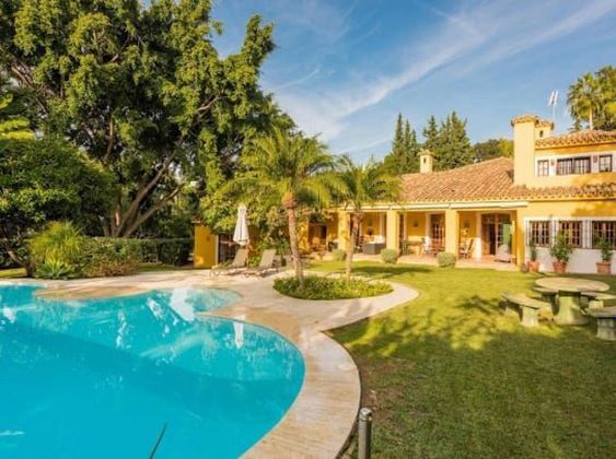 Foto 1 de Xalet en venda a Paraíso - Atalaya- Benamara de 6 habitacions amb terrassa i piscina