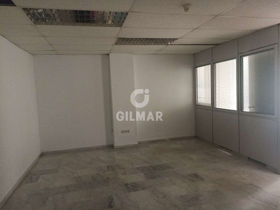 Foto 2 de Alquiler de oficina en Palacio de Congresos - Urbadiez - Entrepuentes con garaje y aire acondicionado